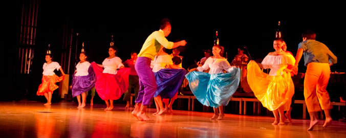 Grupo de danza Ayazamana bailando música del ecuador
